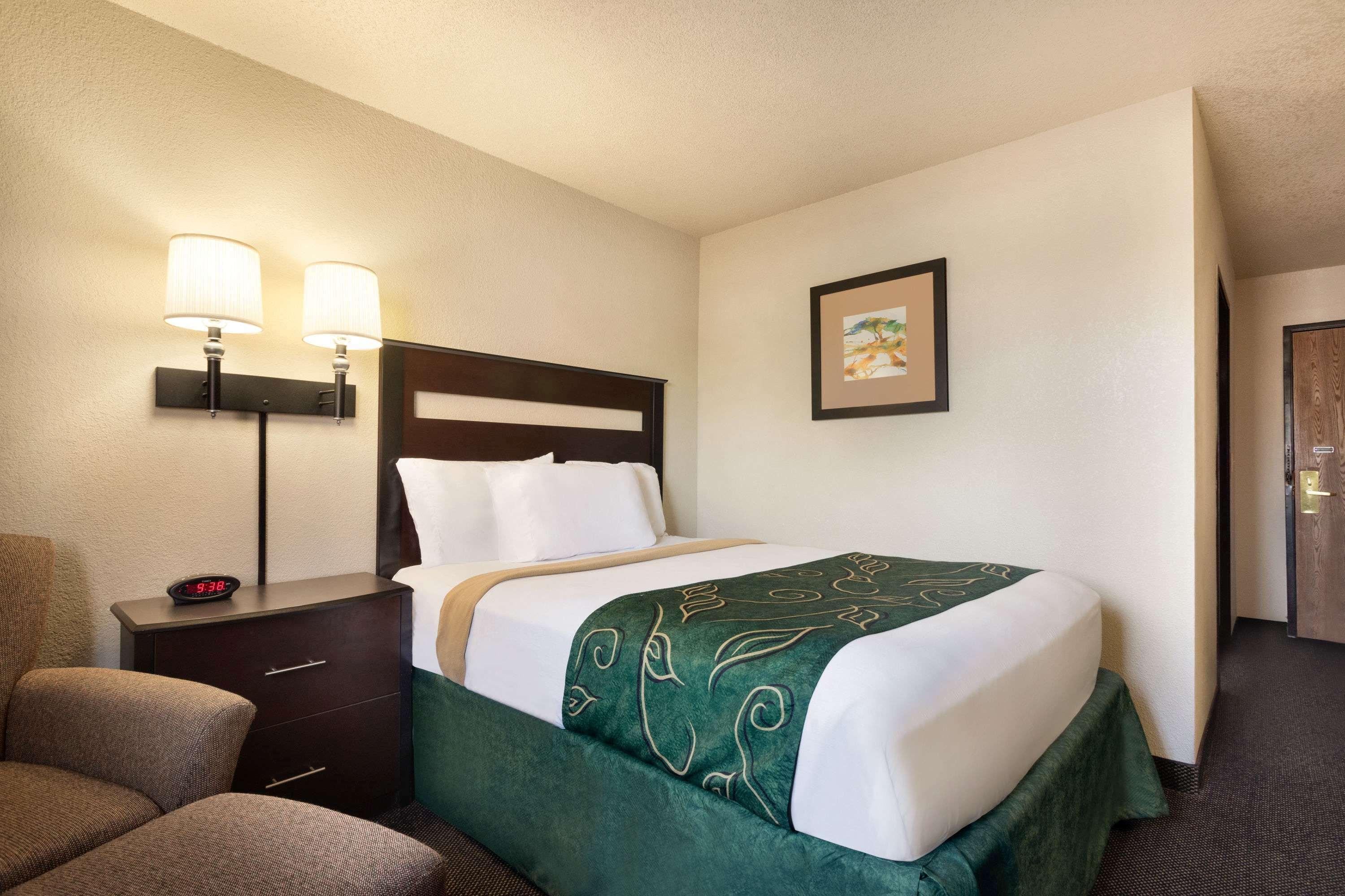 Travelodge By Wyndham Jefferson City Exterior photo